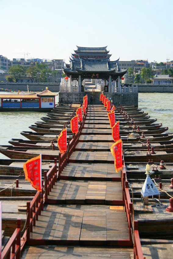 {}, cây cầu phao được nâng đỡ bằng 18 chiếc thuyền ở trung quốc