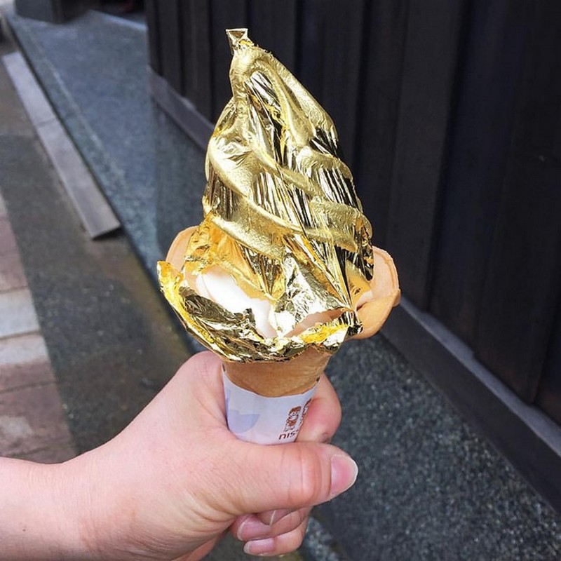 {}, đến kanazawa thưởng thức món kem dát vàng với giá 9,5usd