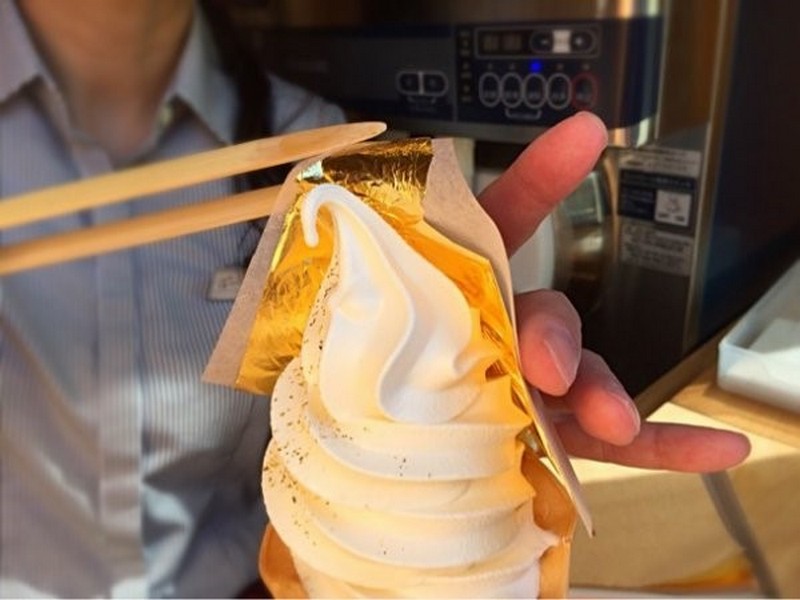 {}, đến kanazawa thưởng thức món kem dát vàng với giá 9,5usd