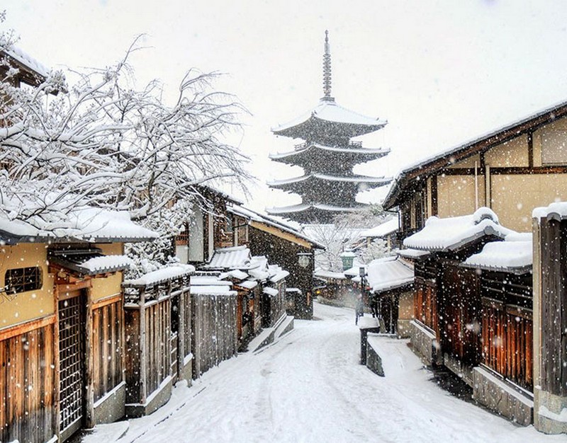 {}, tinh khôi mùa tuyết rơi ở cố đô kyoto, nhật bản