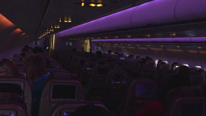 Tại sao đèn trên máy bay lại tắt lúc cất, hạ cánh?
