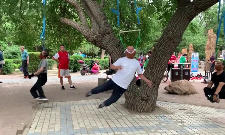 choáng với màn tập thể dục kỳ lạ: treo cổ lên cây để… chữa bệnh