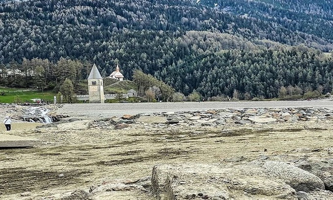 ngôi làng kỳ lạ nổi lên từ đáy hồ sau hơn 70 năm