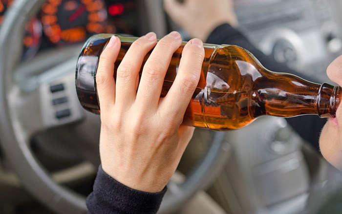 Luật lệ giao thông kỳ cục: Cho phép khoả thân, uống rượu bia thoải mái khi lái xe