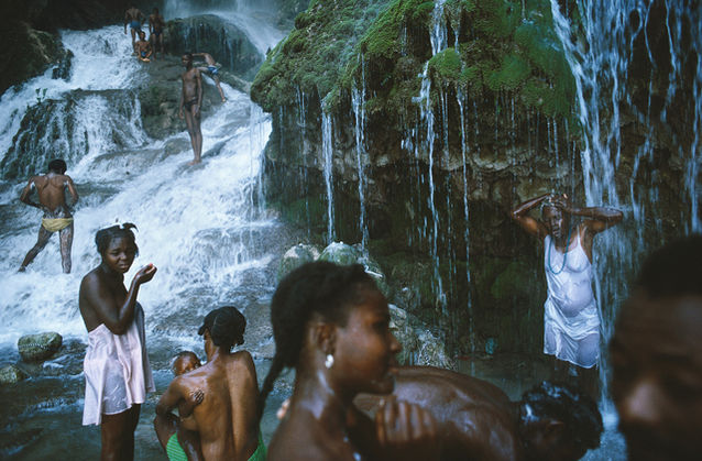 Vùng đất kỳ lạ: Nơi nam nữ “khoả thân” tắm dưới thác nước