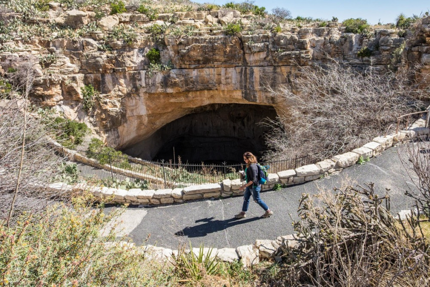 vườn quốc gia carlsbab caverns, xuất hiện con đường dốc có lối dẫn xuống “địa ngục”