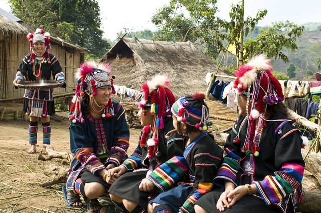 bộ tộc akka, người akka, bộ lạc thú vị: nơi nam giới tán tỉnh bằng cách sờ ngực
