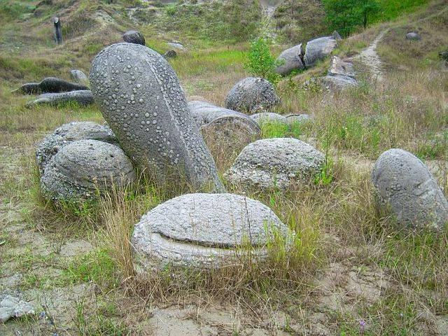 đá trovants, kỳ lạ loại đá biết “dậy thì”: tự phình to ra và di chuyển sau mỗi trận mưa