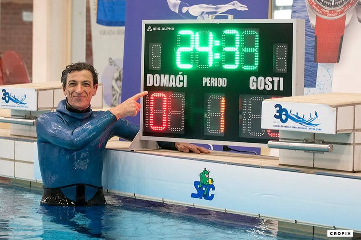 Người đàn ông phá kỷ lục thế giới khi nín thở dưới nước gần nửa giờ