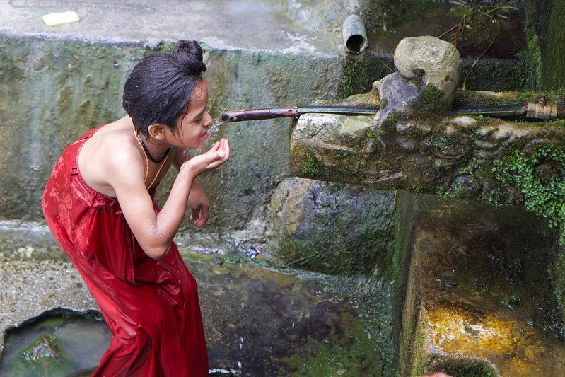 nepal, phụ nữ nepal, ở quốc gia không có đèn giao thông, phụ nữ được thoải mái tắm tiên