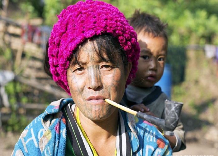 các bộ lạc ở myanmar, truyền thống xăm mặt, bộ lạc kỳ lạ: nơi con gái có tục xăm mặt để trở nên xấu xí