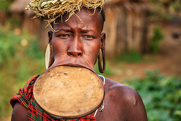 Phụ nữ bộ tộc lâu đời nhất thế giới để ngực trần, nong môi dài cả mét