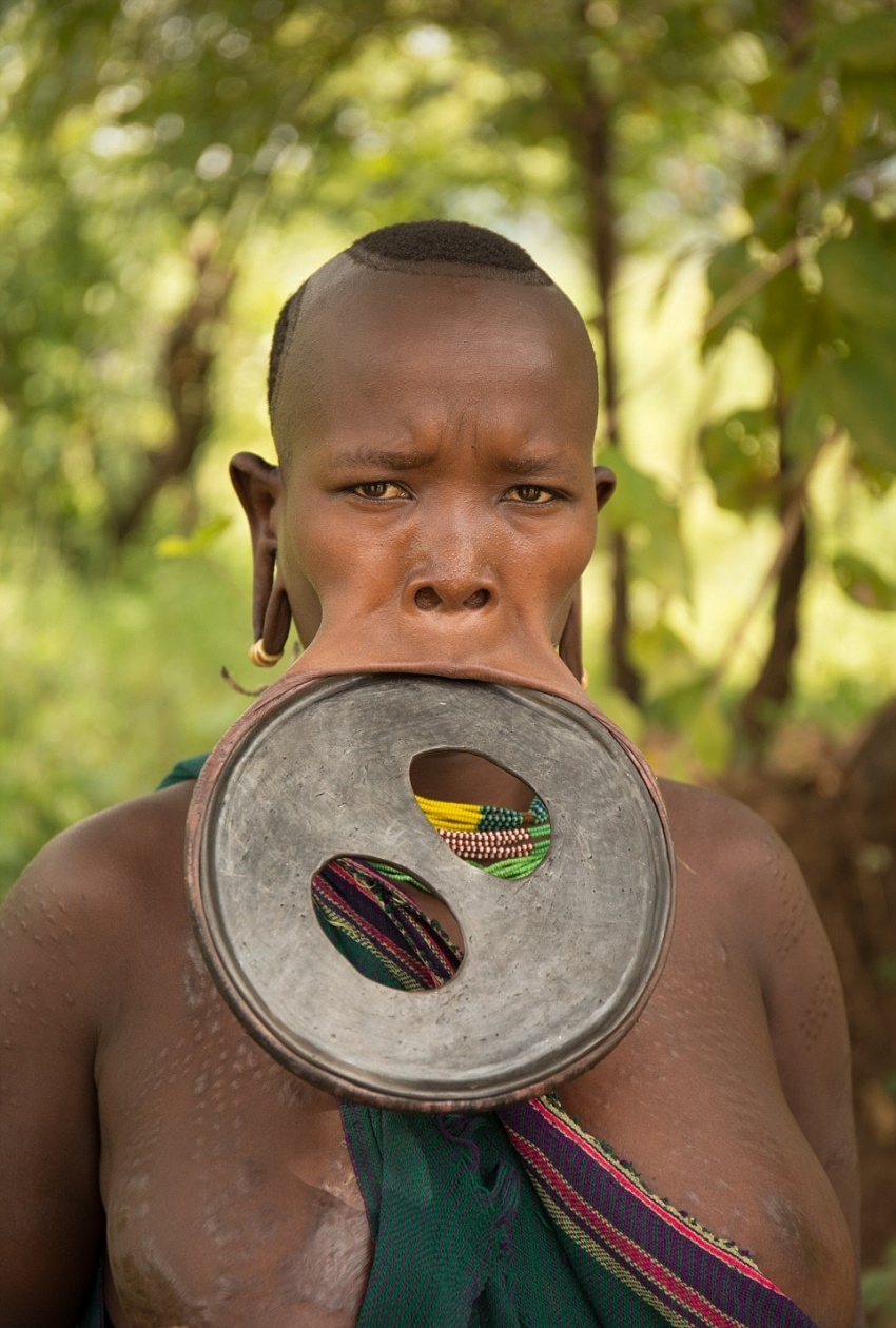 bộ tộc suri, phụ nữ suri, nong môi, phụ nữ bộ tộc lâu đời nhất thế giới để ngực trần, nong môi dài cả mét