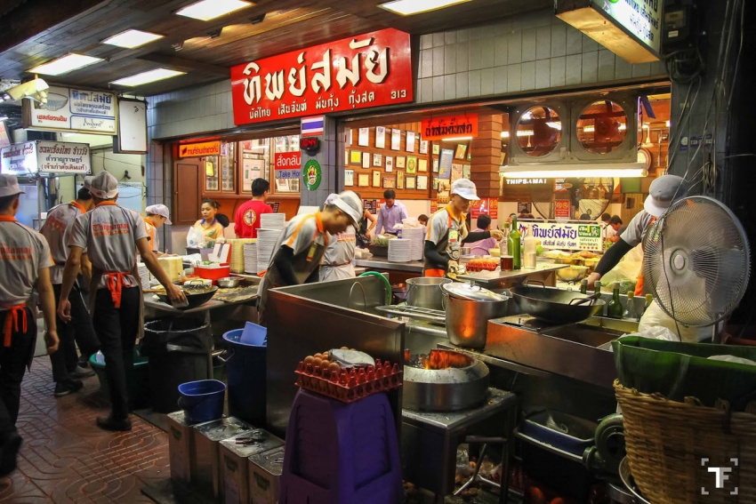 du lịch bangkok, du lịch thái lan | tiệm pad thái xếp hàng dài nhất bangkok
