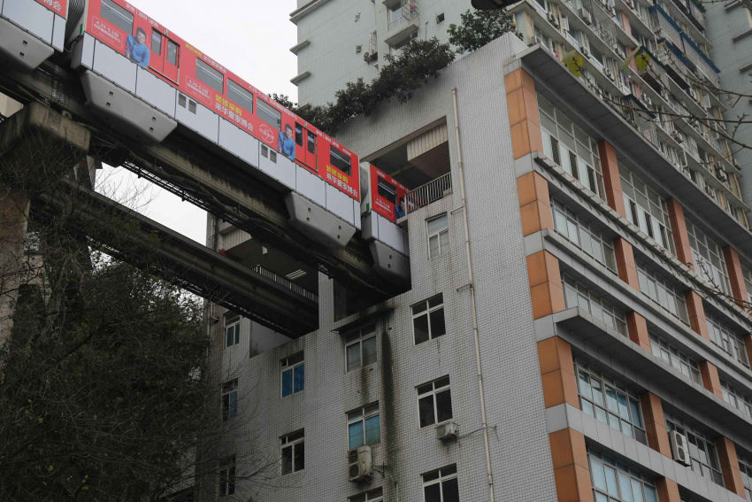 Tròn mắt với cảnh tàu điện ngầm chạy xuyên qua chung cư ở Trùng Khánh