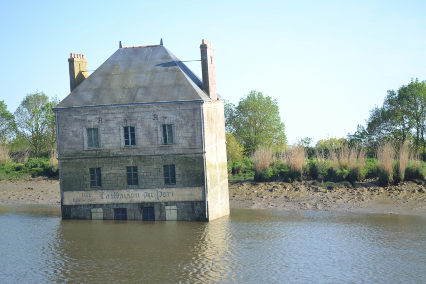 la maison dans la loire, hết hồn với ngôi nhà hoang đổ xiêu đổ vẹo trên sông, đến đêm lại phát ra thứ ánh sáng rùng rợn