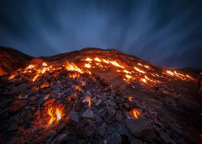 tashkooh, sườn núi bốc cháy, iran, sườn núi rực cháy, du khách tranh thủ nấu nướng tại sườn núi rực cháy quanh năm