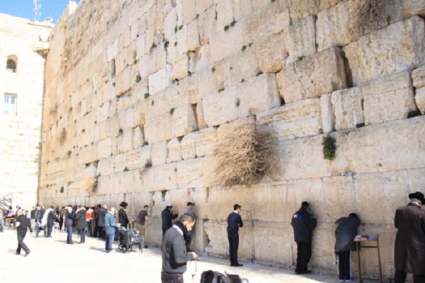 Bức tường than khóc cho nghìn năm vong quốc ở Jerusalem