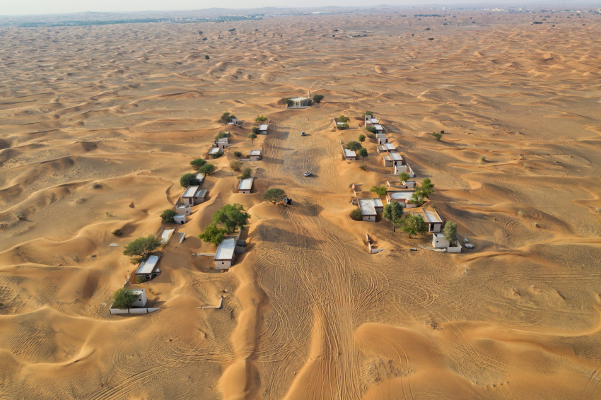 Thị trấn bị chôn vùi trong cát từng là nơi xa hoa bậc nhất Dubai
