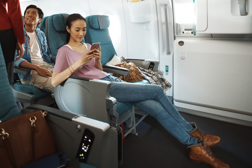 Ai có đủ điều kiện được ngồi ở hàng ghế lối thoát hiểm trên máy bay?