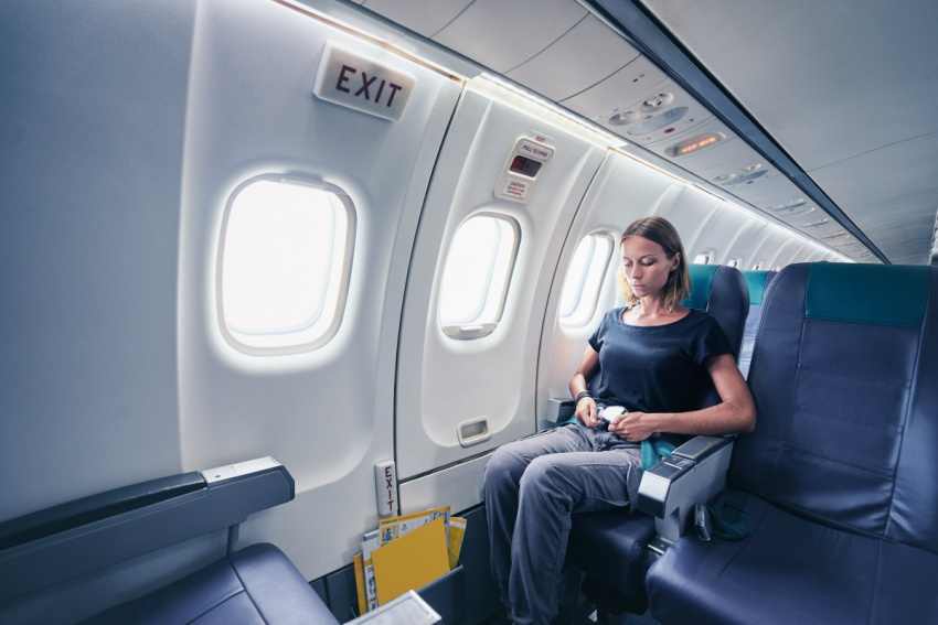 ai có đủ điều kiện được ngồi ở hàng ghế lối thoát hiểm trên máy bay?