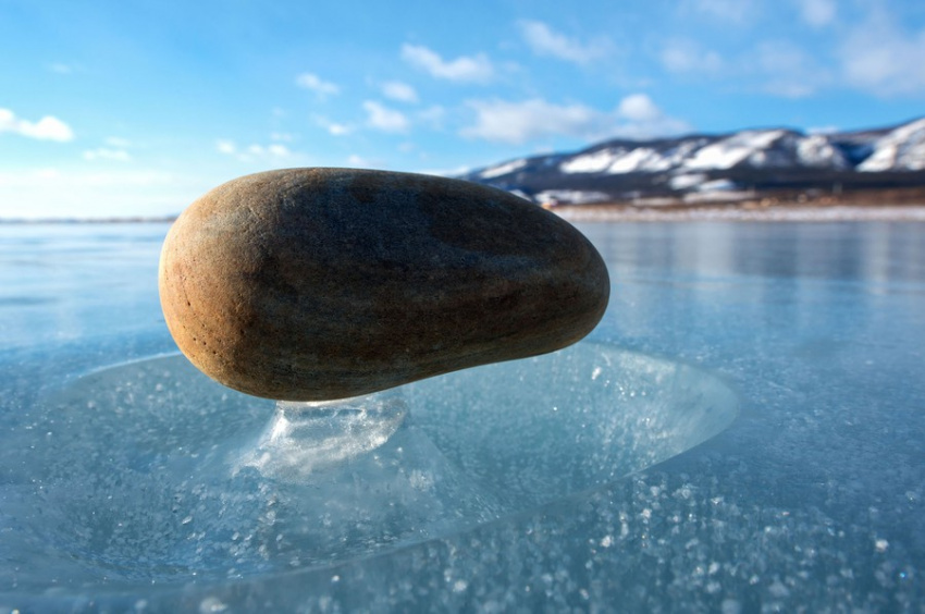 Những tảng đá nặng nổi lơ lửng trên mặt hồ nước ngọt lớn nhất thế giới