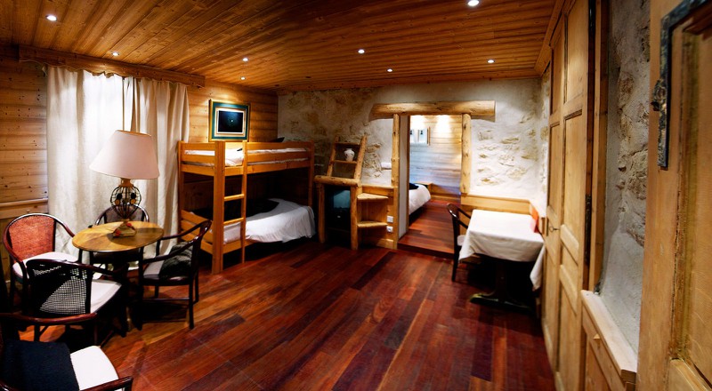 khách sạn arbez, khách sạn có “1-0-2”: nằm ngủ giữa 2 quốc gia trên một chiếc giường