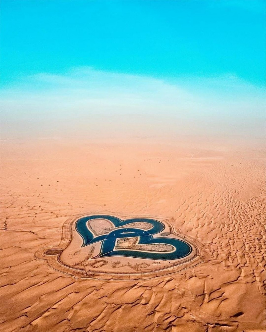 Xuất hiện hồ trái tim độc đáo giữa sa mạc khô cằn