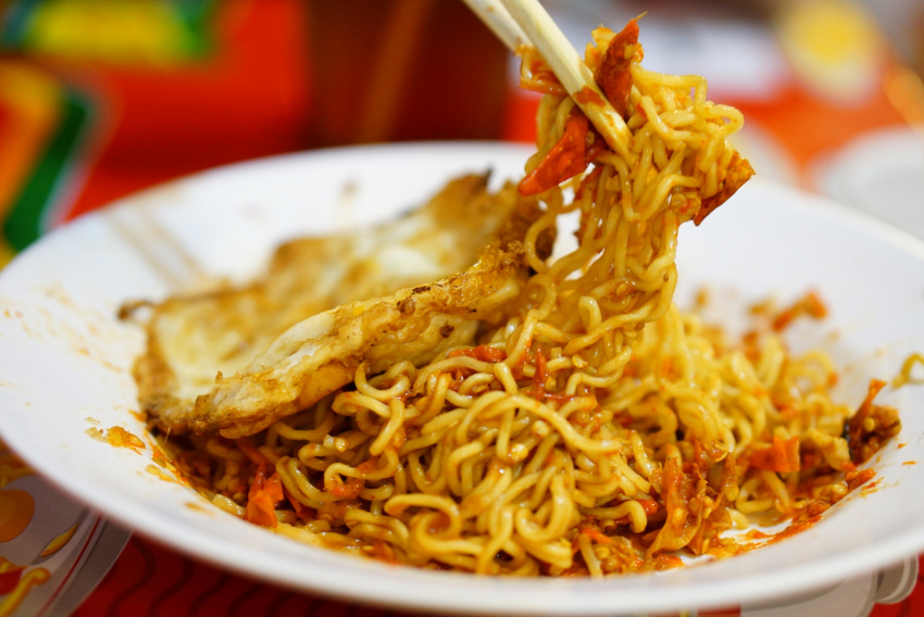 mì ăn liền indomies, mie goreng pedas mampus, được làm từ hơn 100 trái ớt, “mì tử thần” có thể gây mất thính giác