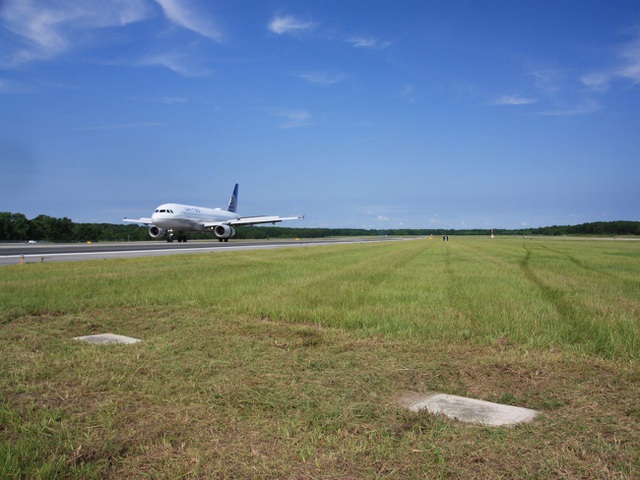 sân bay kỳ lạ, kỳ lạ sân bay duy nhất trên thế giới có hai ngôi mộ nằm “chình ình” giữa đường băng