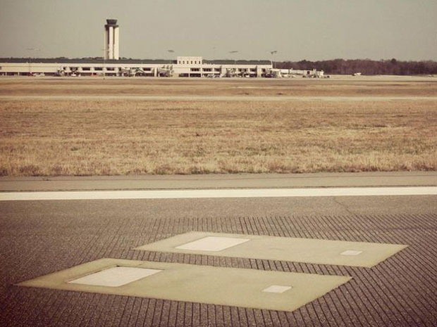 sân bay kỳ lạ, kỳ lạ sân bay duy nhất trên thế giới có hai ngôi mộ nằm “chình ình” giữa đường băng