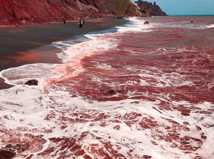 sóng biển chuyển màu đỏ, kỳ lạ sóng biển chuyển màu đỏ rực mỗi khi đánh vào bờ