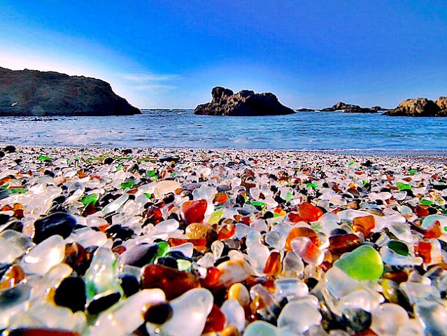 bãi biển thủy tinh, glass beach, độc đáo bãi biển thủy tinh tuyệt đẹp được hình thành từ một… bãi rác khổng lồ