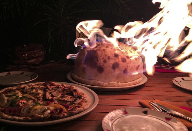 pizza núi lửa, pizza bốc cháy, món bánh pizza “nóng bỏng” bốc cháy ngùn ngụt ngay giữa nhà hàng