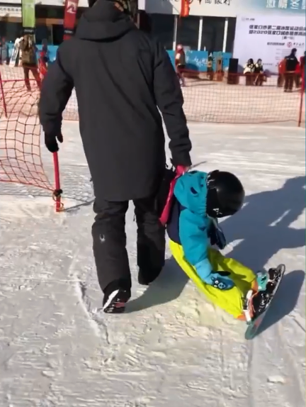 Chết cười với hành động “kì cục” của cậu bé: Đang trượt tuyết thì bỗng lăn ra ngủ