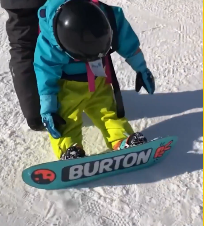 trượt tuyết, chết cười với hành động “kì cục” của cậu bé: đang trượt tuyết thì bỗng lăn ra ngủ