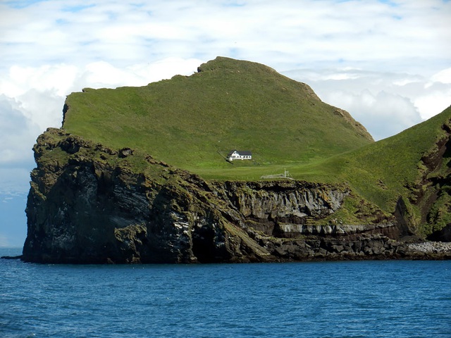 xuất hiện ngôi nhà “cô đơn” nhất thế giới nằm lọt thỏm giữa đảo không người