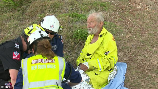 Chuyện lạ khó tin: Rơi khỏi dù lượn rồi lao xuống biển, cụ ông 91 tuổi vẫn sống sót