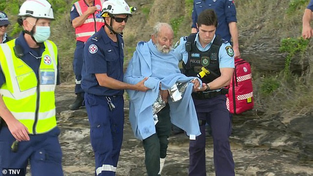 rơi khỏi dù lượn, chuyện lạ khó tin: rơi khỏi dù lượn rồi lao xuống biển, cụ ông 91 tuổi vẫn sống sót