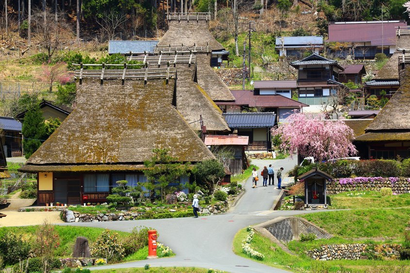 Độc đáo ngôi làng Nhật Bản “biến hóa” thành đài phun nước một năm hai lần