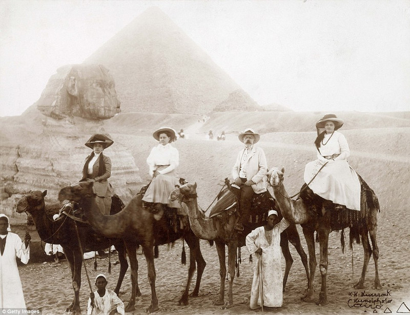 Hơn 100 năm trước, du lịch kim tự tháp khác nay thế nào?