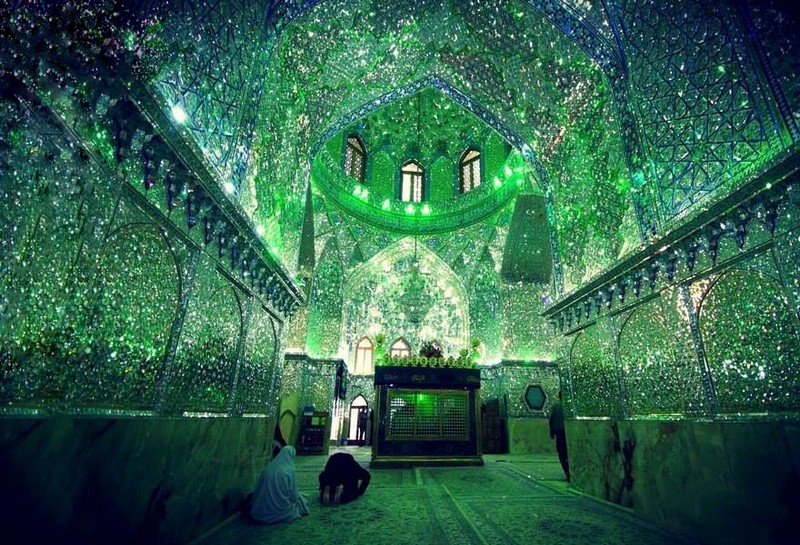 Bất ngờ với vẻ đẹp lung linh bên trong nhà thờ Hồi giáo “Vua của ánh sáng” ở Iran
