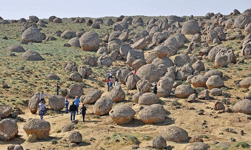 {}, torysh – thung lũng của những viên đá tròn khổng lồ ở kazakhstan
