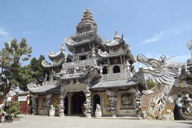 Chùa Linh Phước Đà Lạt - Ngôi chùa ve chai với kiến trúc độc đáo