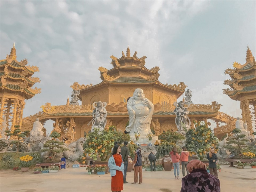 Phát sốt trước ngôi chùa “dát vàng” được mệnh danh là “Thái Lan thu nhỏ” sát xịt Hà Nội