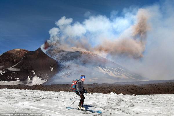 Trượt tuyết ngay sát dòng dung nham núi lửa