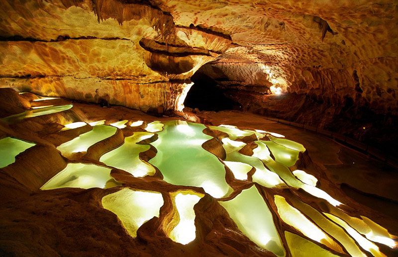 Chiêm ngưỡng vẻ đẹp tuyệt mỹ của hồ trong hang động ở Pháp