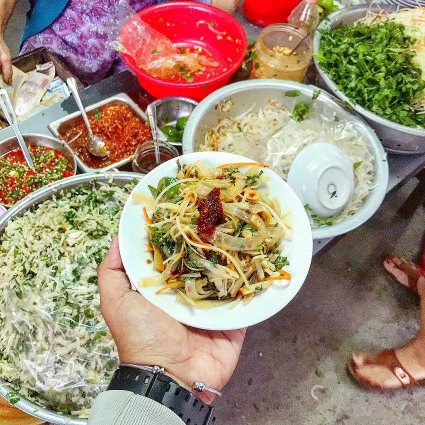Du khách thích thú trước “bàn tiệc” món ăn vặt ngon – bổ – rẻ chỉ từ 10k ở Đà Nẵng