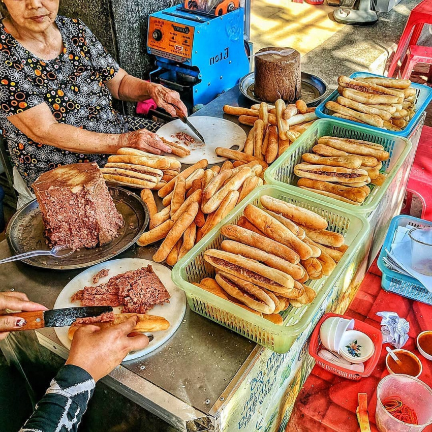 bánh mì cay, xôi thịt lãn ông, bánh mì pate cột đèn, cháo cay, 5 quán ăn lâu đời ở hải phòng