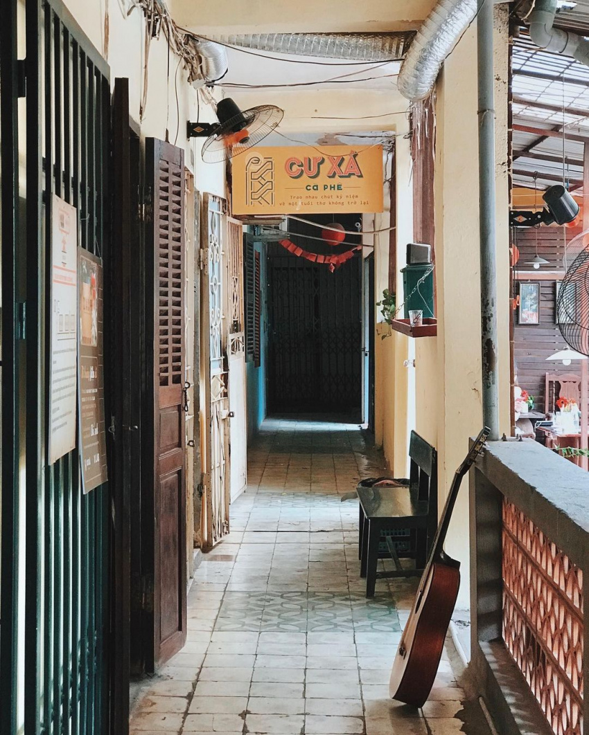 Tận hưởng không gian lãng mạn và cổ điển với quán cà phê vintage Hà Nội. Những chiếc ghế gỗ cũ kỹ cùng chi tiết trang trí độc đáo sẽ đưa bạn trở về thời kỳ rực rỡ của Sài Gòn xưa.